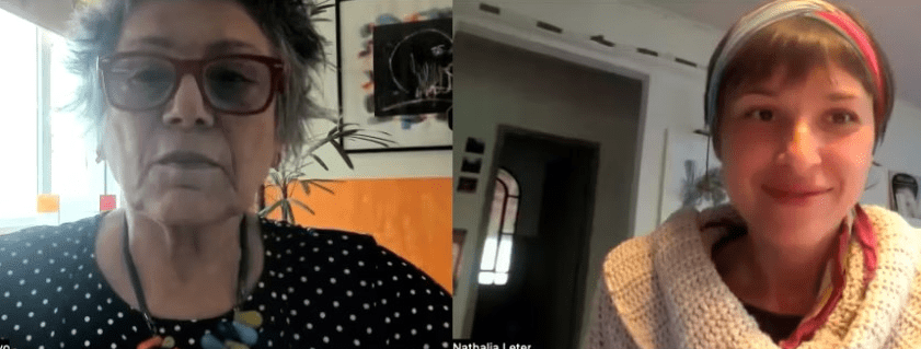 duas janelas de aplicativo de reunião. à esquerda, Regina, uma senhora morena, de óculos vermelhos, blusa preta com bolinhas brancas. à direita, Nathalia Leter, uma mulher jovem, cabelos curtos e castanhos presos por uma faixa, usando um casaco de lã com gola grande.