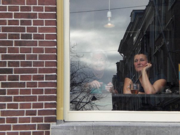 holandesa na janela holandesa na janela