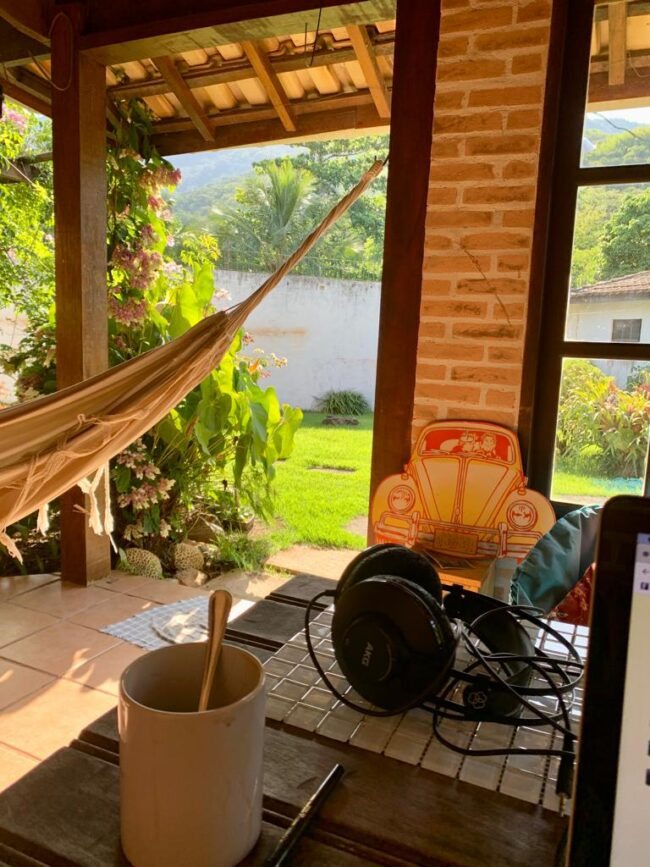 imagem de um jardim visto a partir de uma varanda, num dia de sol